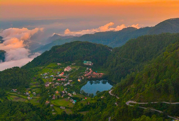 Kurpatal color-changing lake