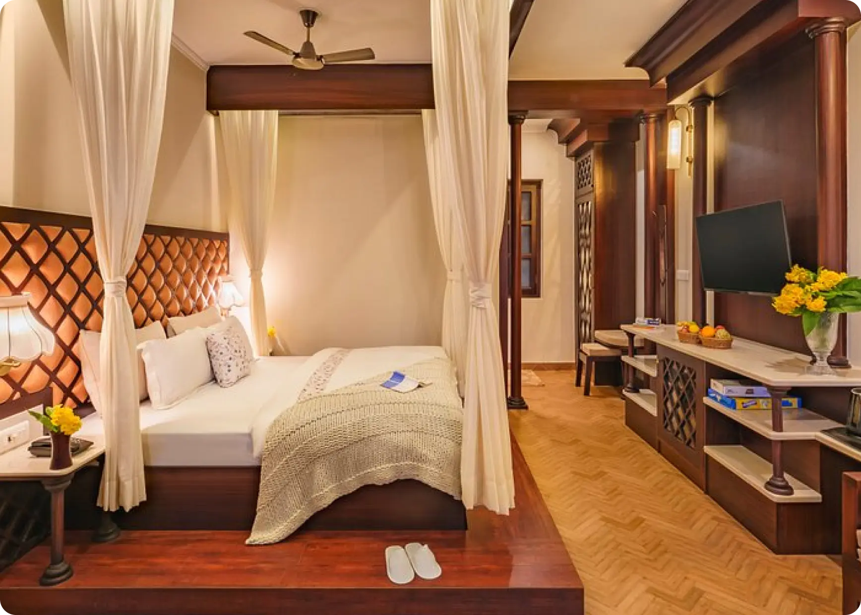 Four-poster suite at Willowdale, Naukuchiatal