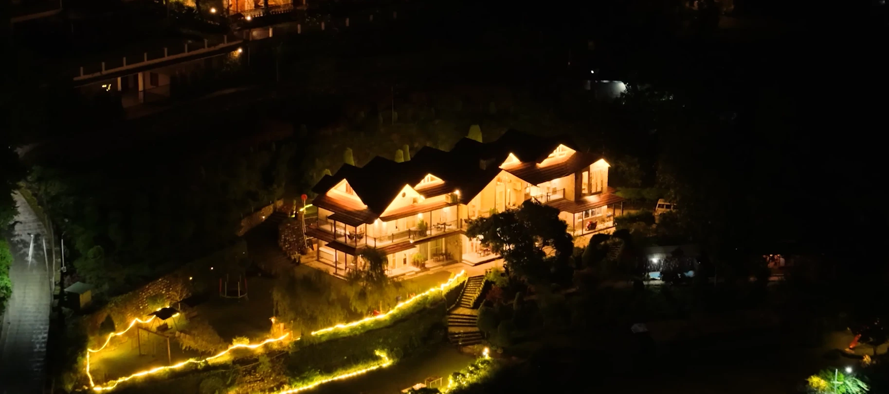 Willowdale boutique villa above the lake at dusk, Naukuchiatal