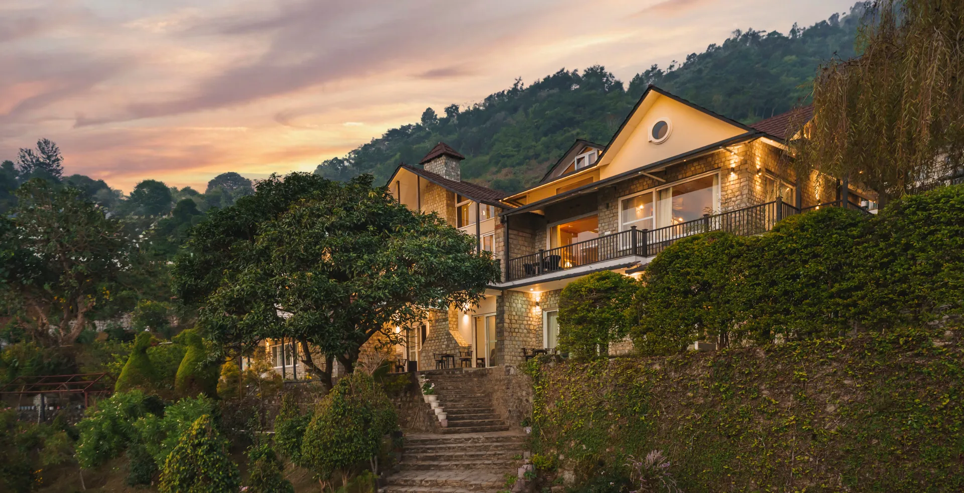 Willowdale boutique villa above the lake at dusk, Naukuchiatal
